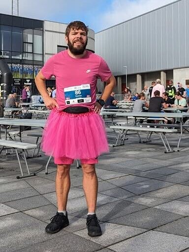Et lyserødt tylskørt er ikke ligefrem standardudstyr til et halvmaraton. For Thomas Jespersen handler løb dog mindst lige så meget om smil som om sluttider. Privatfoto.