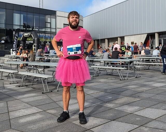 Et lyserødt tylskørt er ikke ligefrem standardudstyr til et halvmaraton. For Thomas Jespersen handler løb dog mindst lige så meget om smil som om sluttider. Privatfoto.