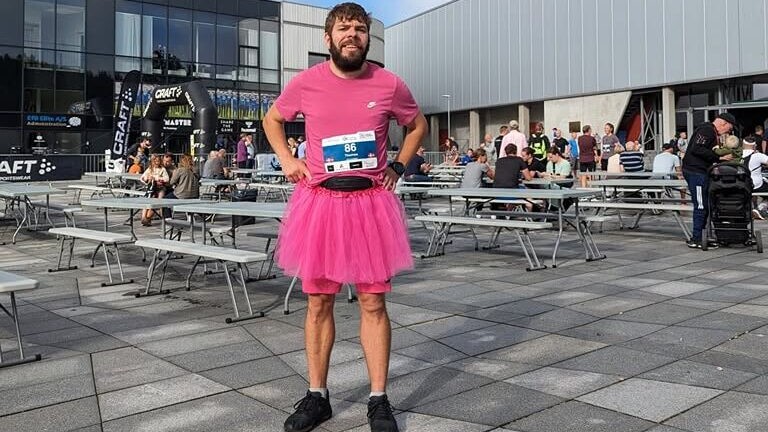 Et lyserødt tylskørt er ikke ligefrem standardudstyr til et halvmaraton. For Thomas Jespersen handler løb dog mindst lige så meget om smil som om sluttider. Privatfoto.