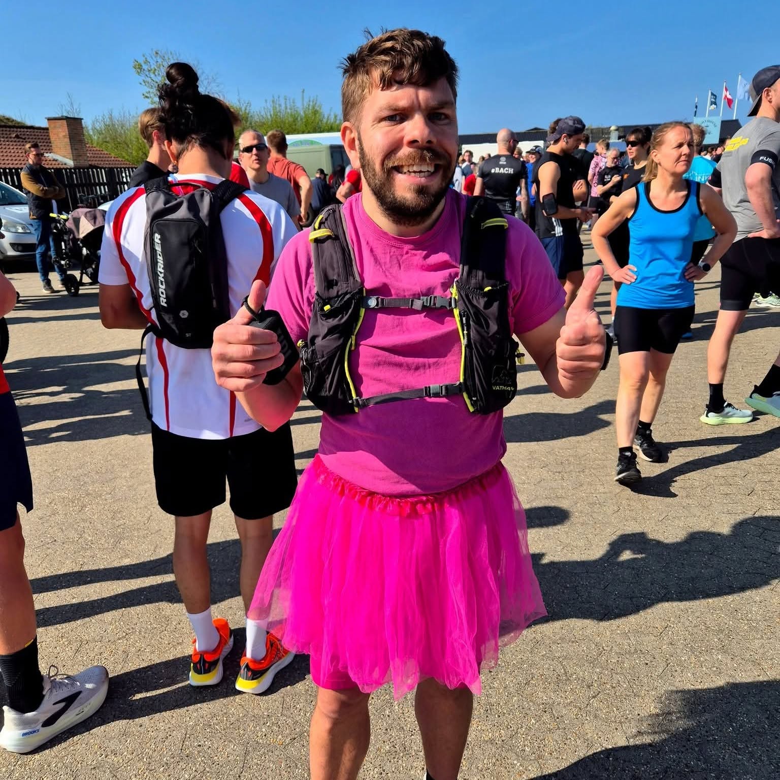 Et lyserødt tylskørt er ikke ligefrem standardudstyr til et halvmaraton som fx Esbjerg City Half eller Fanø Half. For Thomas Jespersen handler løb dog mindst lige så meget om smil som om sluttider. Privatfoto.