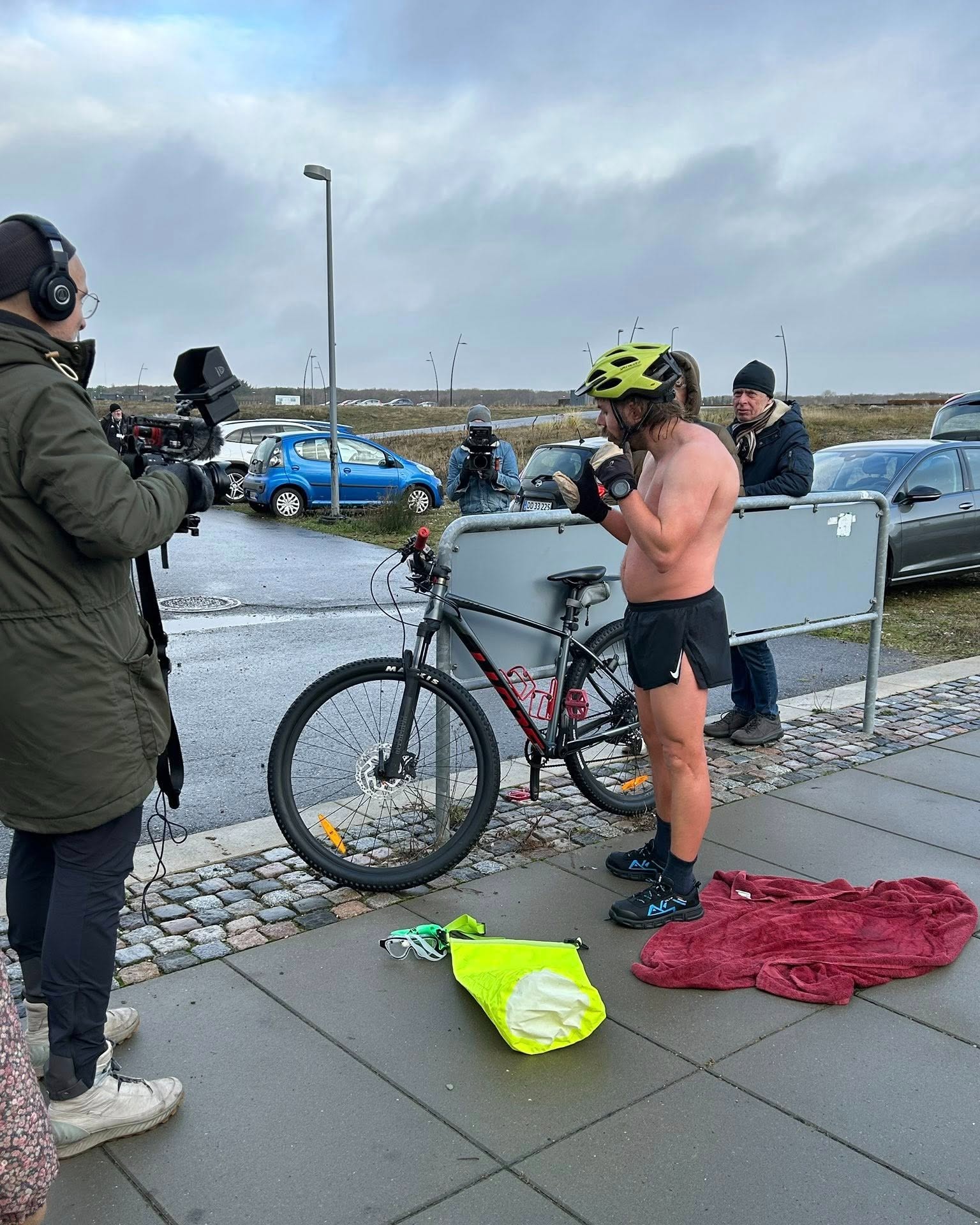 tvSyd og mange andre var på plads, da Thomas Jespersen gennemførte en vintertriatlon kun iført shorts, handsker og sikkerhedssko. Privatfoto.