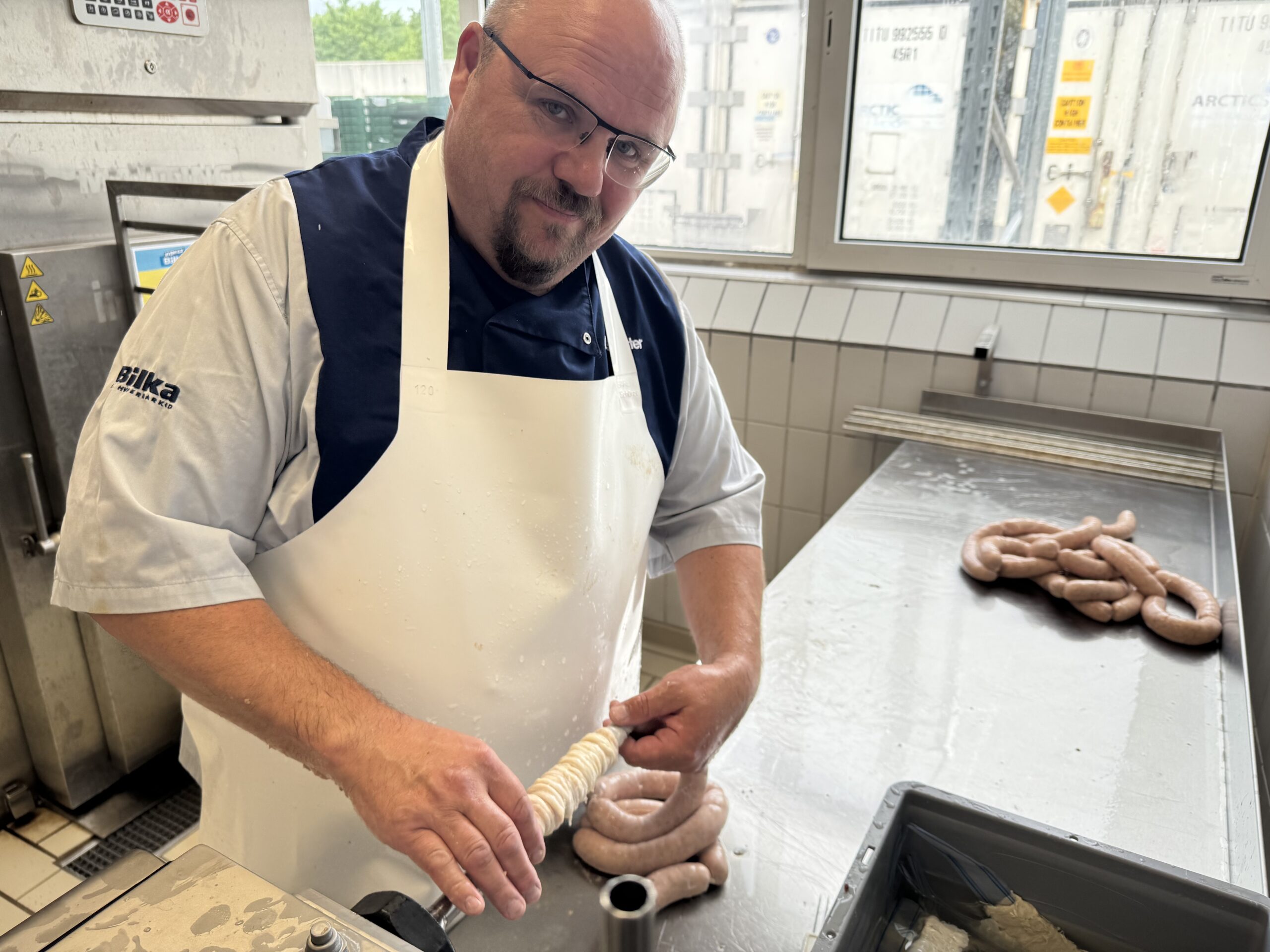 Mogens Fyhn har udviklet Bilka Esbjergs egen Esbjerg-spegepølse og brænder for at holde det traditionelle pølsemagerhåndværk i live. Privatfoto.