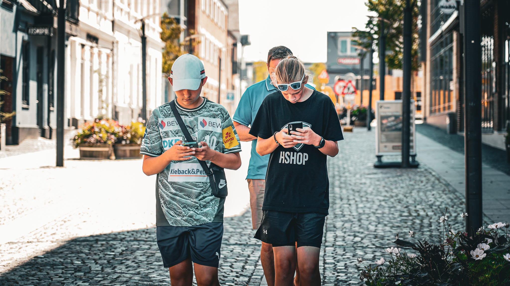 Blikket var rettet mod mobilskærmene, mens spillerne fulgte kortet fra det ene Gym til det næste. Foto: Fjodor Pedersen.