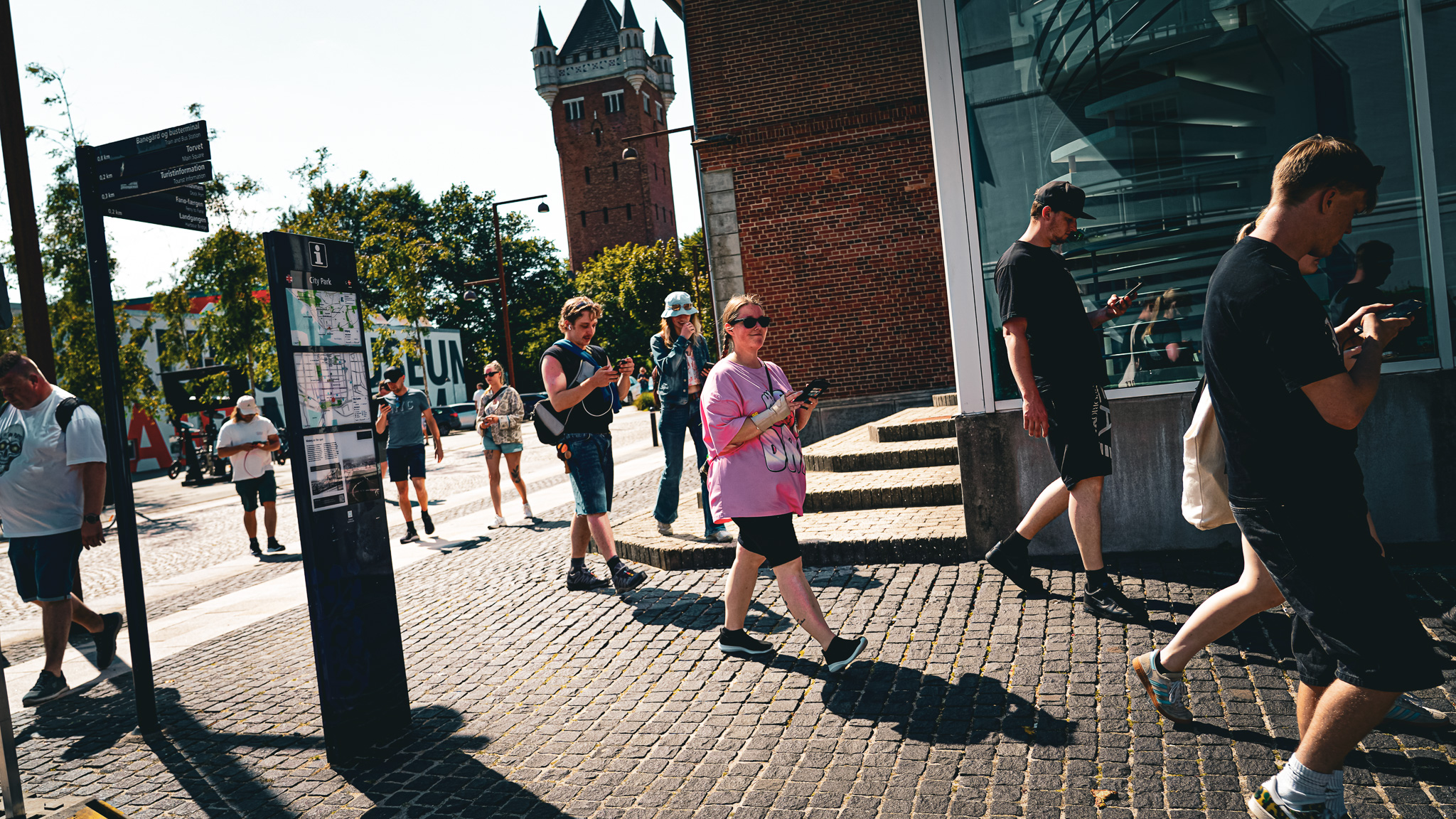 Pokémon GO-spillerne bevægede sig i små grupper gennem Esbjergs gader, hvor de jagtede weekendens store attraktion – Mega Mewtwo. Foto: Fjodor Pedersen.