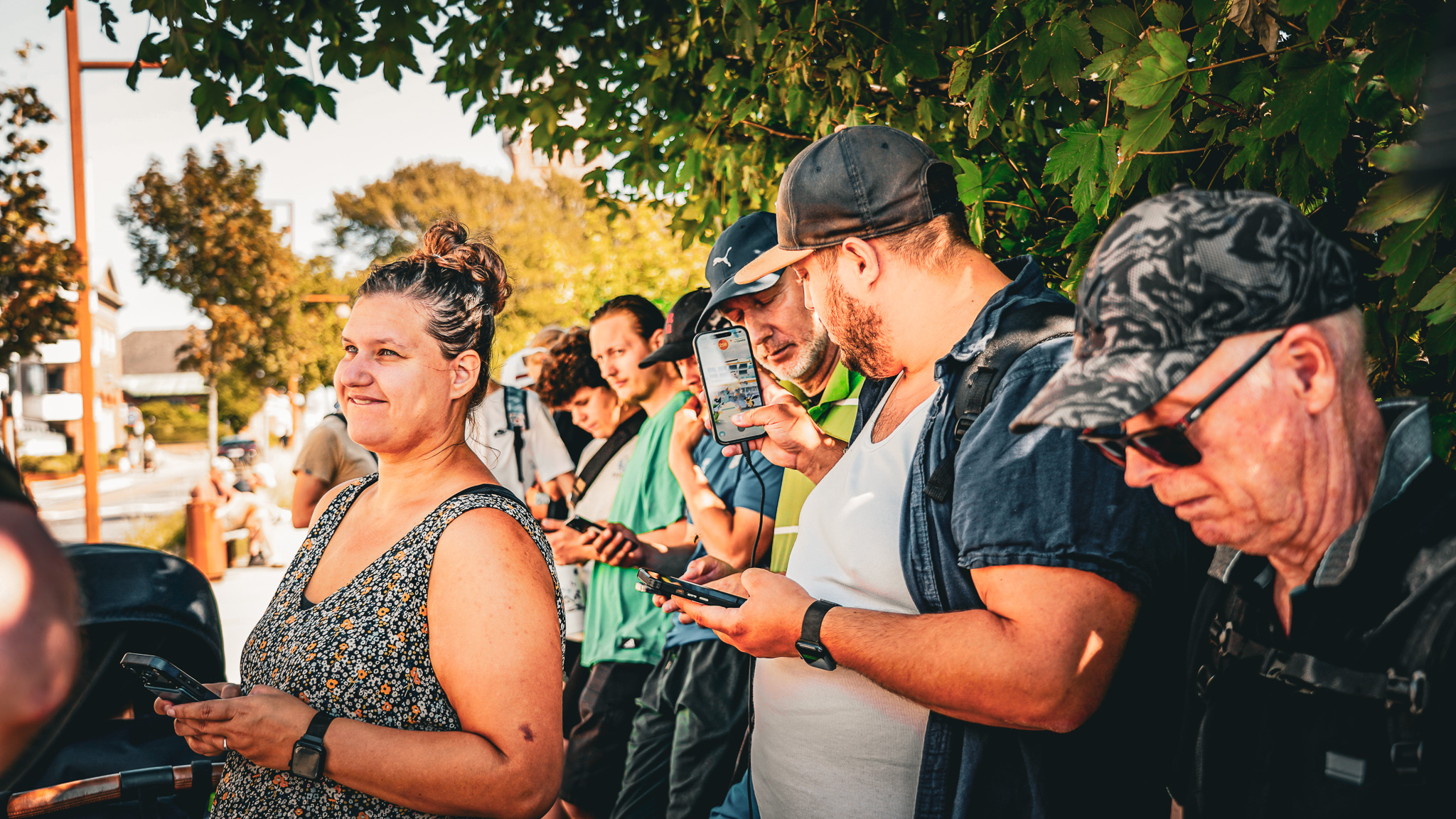 Mens nogle ventede på næste kamp, blev der udvekslet tips om de bedste Pokémon og dagens strategi. Benno yderst til højre. Foto: Fjodor Pedersen.