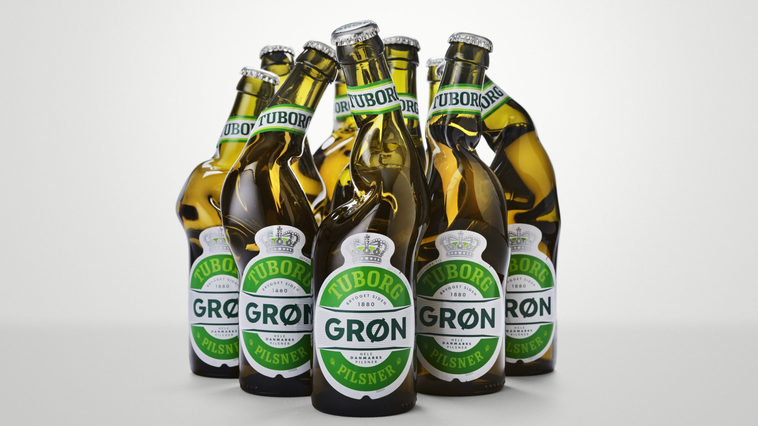 30 unikke og håndlavede Tuborg Grøn-flasker blev solgt på auktion for i alt 261.500 kroner. Overskuddet går til at forbedre tilgængeligheden på landets mindre spillesteder. Foto: Thomas Juul.
