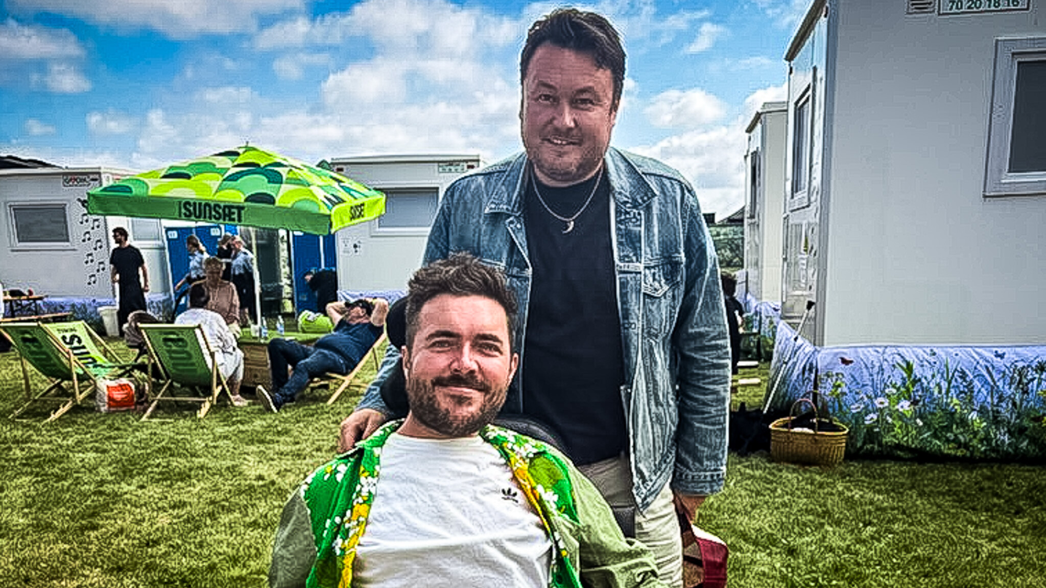 Muskelsvindfondens formand Simon Toftgaard Jespersen og folketingsmedlem Anders Kronborg (S), der er medlem af folketingets kulturudvalg, fik sig en god, lang snak. Privatfoto.