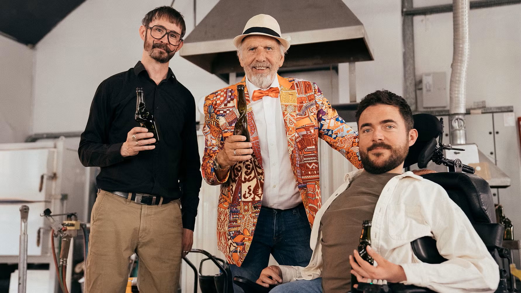 Glaspuster Mikkel Yerst, Jacob Haugaard og Simon Toftgaard Jespersen var med til at skabe de 30 unikke Tuborg Grøn-flasker, der nu skal komme mennesker med handicap til gavn. Foto: Malik Eriksson.