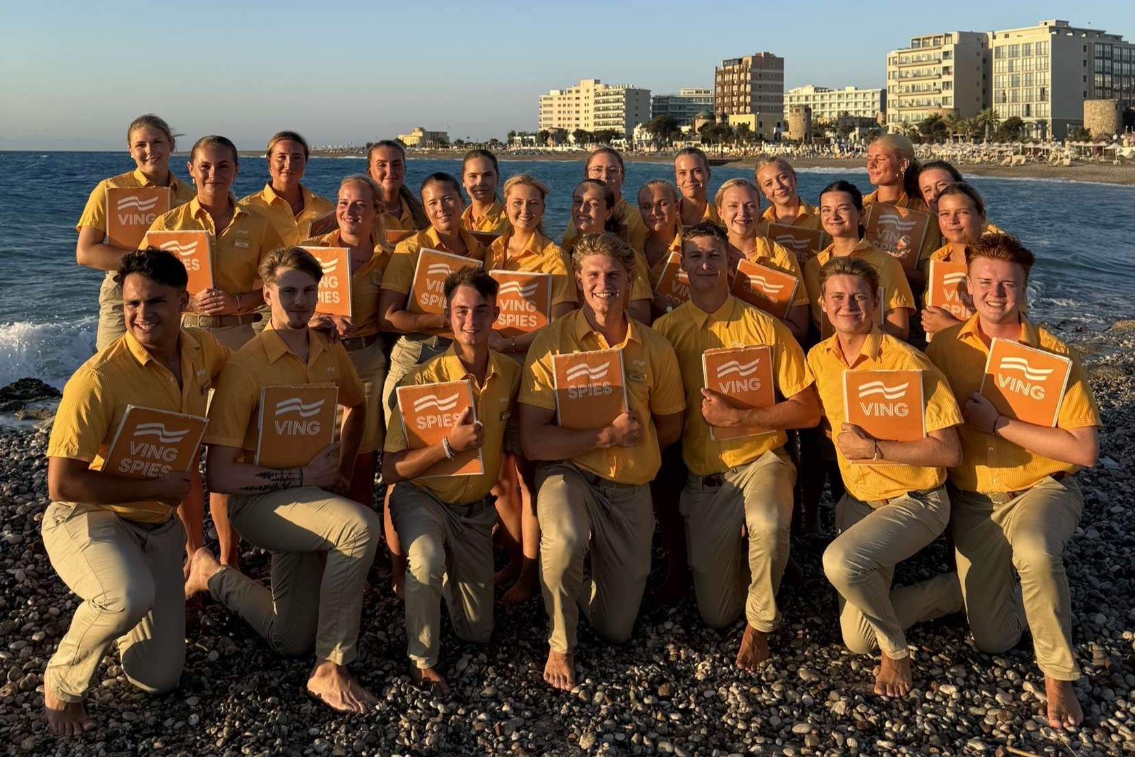 Simon Wyrzykowski (forreste række, i midten) er en del af et internationalt guidehold på Mallorca, hvor fællesskabet med kollegaerne er noget af det, han sætter allerstørst pris på. Privatfoto.
