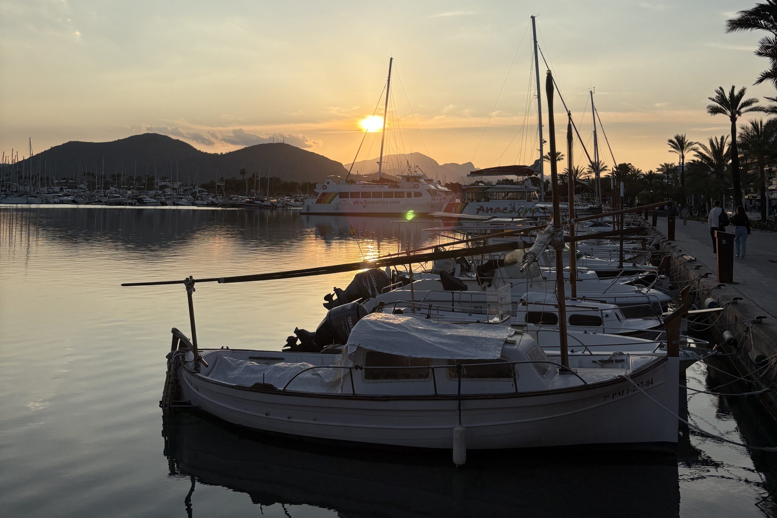 Solnedgang over havnen i Palma, hvor Simon bor tæt ved vandet. Den salte havluft minder ham ofte om havnen hjemme i Esbjerg. Privatfoto.