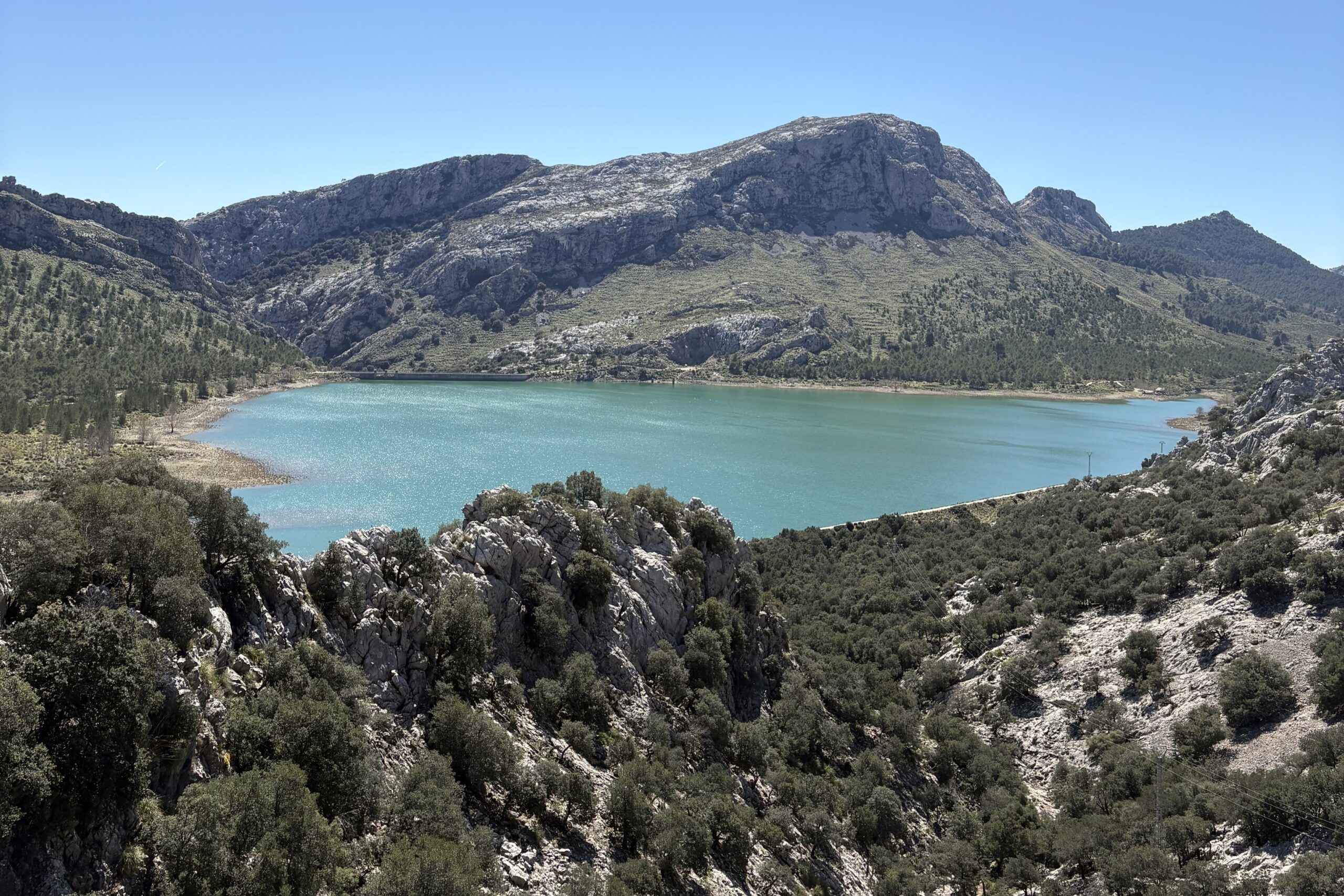 Mallorca byder på langt mere end strandliv. I fritiden udforsker Simon øens bjerge, søer og naturskønne udsigtspunkter. Privatfoto.