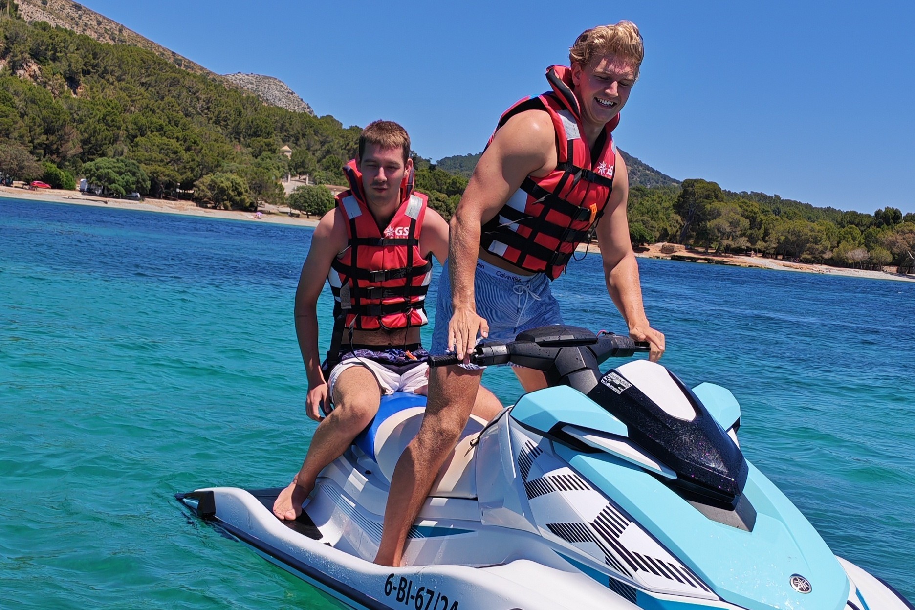 Når arbejdet tillader det, nyder Simon også de mange muligheder for oplevelser på og ved Middelhavet – blandt andet en tur på jetski sammen med en kollega. Privatfoto.