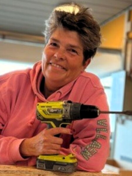 Boremaskinen bliver et af de vigtigste redskaber, når Anne Dorte Teglhus Kragh inviterer kvinder på Fanø til praktisk gør det selv-undervisning. Privatfoto.