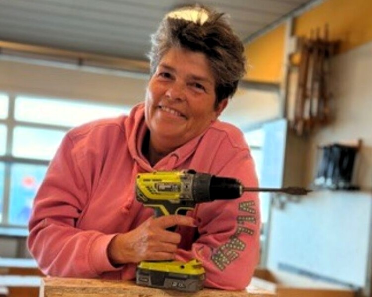 Boremaskinen bliver et af de vigtigste redskaber, når Anne Dorte Teglhus Kragh inviterer kvinder på Fanø til praktisk gør det selv-undervisning. Privatfoto.