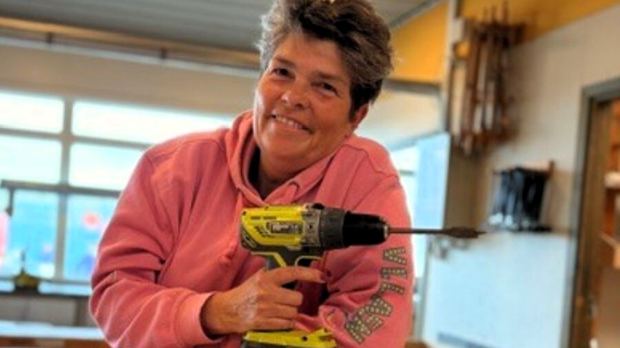 Boremaskinen bliver et af de vigtigste redskaber, når Anne Dorte Teglhus Kragh inviterer kvinder på Fanø til praktisk gør det selv-undervisning. Privatfoto.