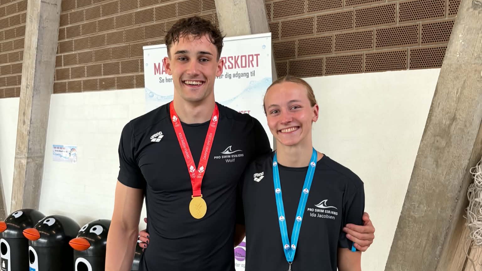 Shawn Wolf med guldmedaljen og Ida Jacobsen med sølvmedaljen efter et særdeles succesfuldt DM for Pro Swim Esbjerg. Privatfoto.