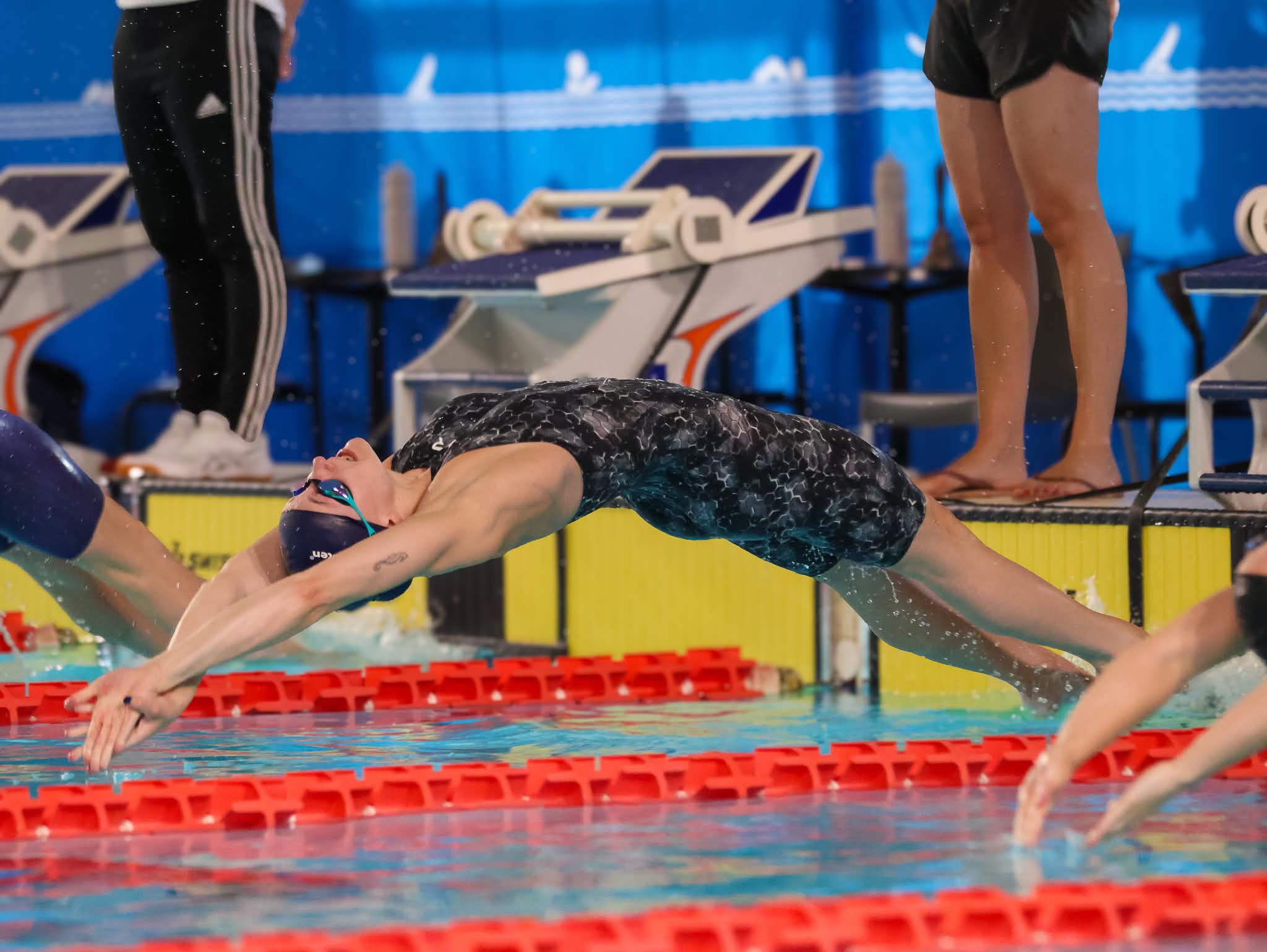 Ida Jacobsen i rygstartsafsæt under DM i Herning, hvor hun svømmede sig til sølv på 50 meter rygcrawl, personlig rekord og en plads på udviklingslandsholdet. Foto: Privat.