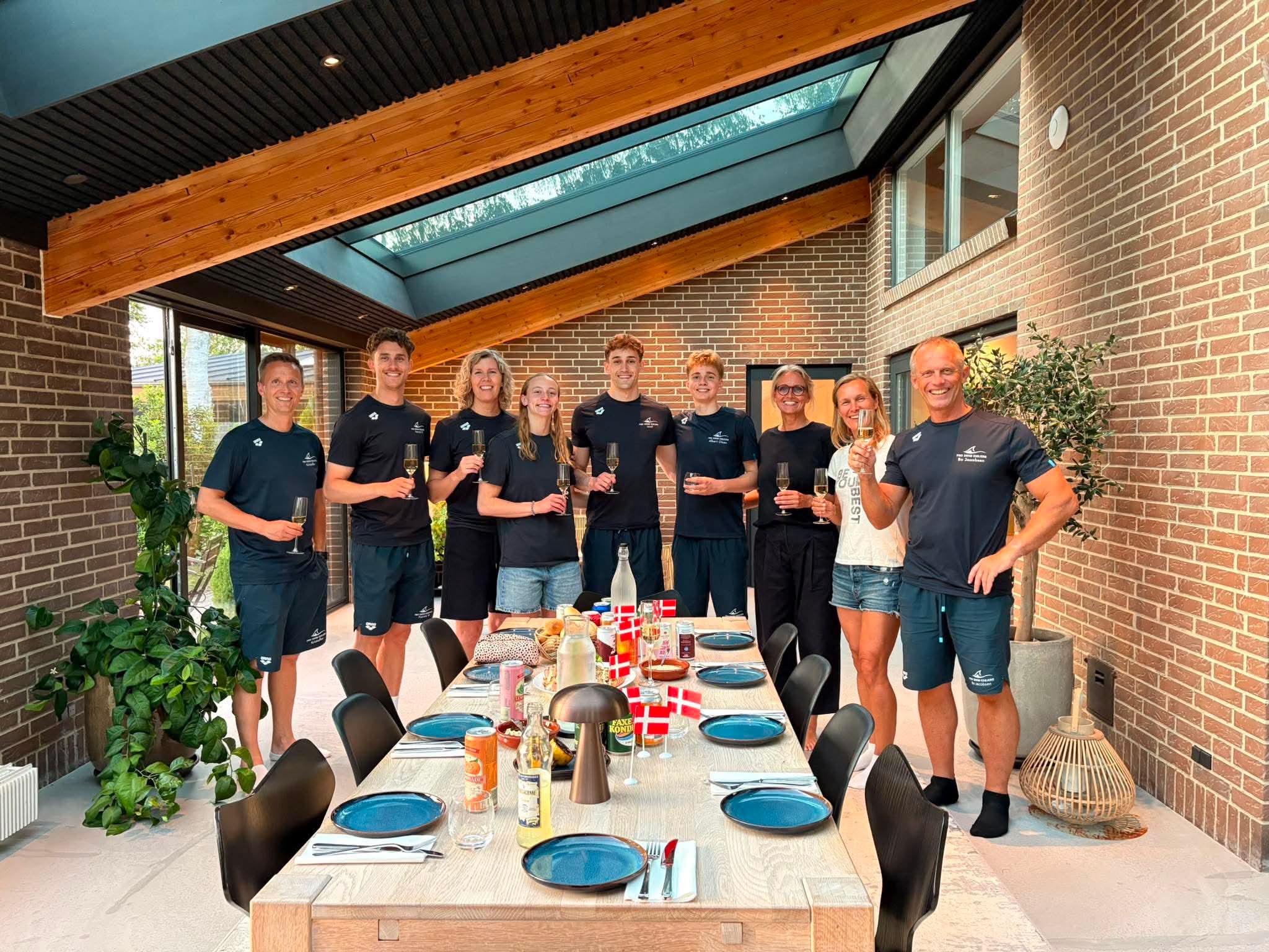Der var god grund til at skåle, da Pro Swim Esbjergs team kunne fejre et historisk DM med klubbens første danske mesterskab. Privatfoto.
