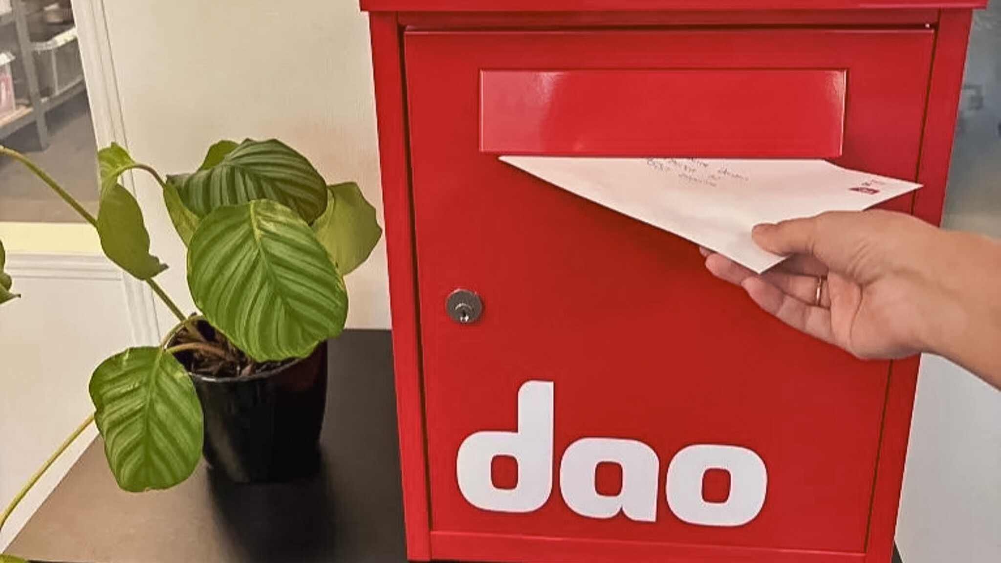 Dao genindfører den velkendte røde brevkasse – nu som en aflåst metalbrevkasse, der placeres inde i virksomhedens daoSHOPs. PR-foto.