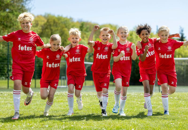 Der bliver masser af liv på banerne i Skibhøj, når omkring 100 børn og unge deltager i årets DBU Get2 Fodboldskole hos Esbjerg IF92.
