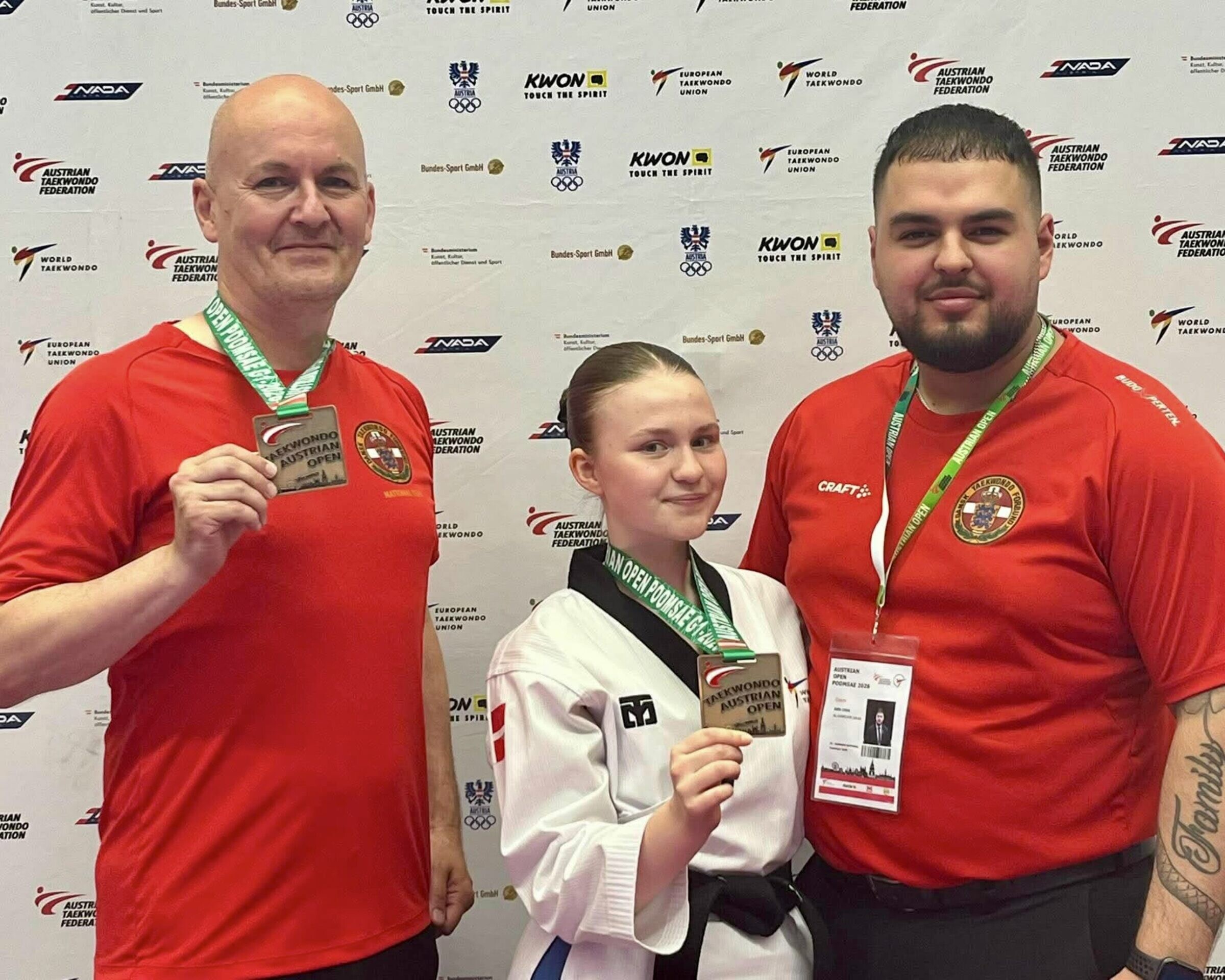 Anders Bennedsen (tv.) og Naja Curovac (midt) er udtaget til VM i taekwondo-teknik i Sydkorea. Til højre ses Jakob Al-Hamdani, der er talenttræner på det danske tekniklandshold. Foto: Esbjerg Taekwondo Klub
