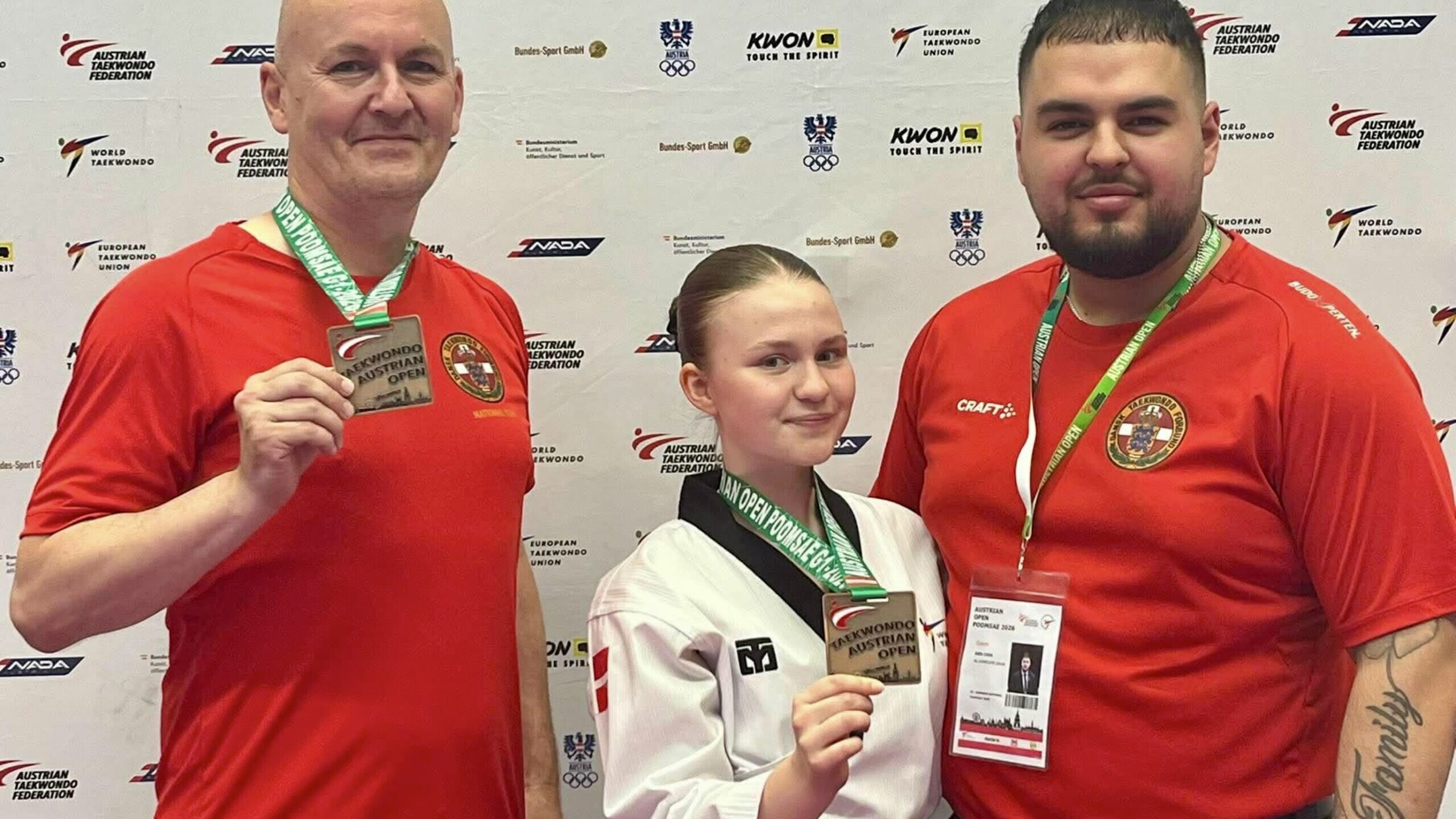 Anders Bennedsen (tv.) og Naja Curovac (midt) er udtaget til VM i taekwondo-teknik i Sydkorea. Til højre ses Jakob Al-Hamdani, der er talenttræner på det danske tekniklandshold. Foto: Esbjerg Taekwondo Klub