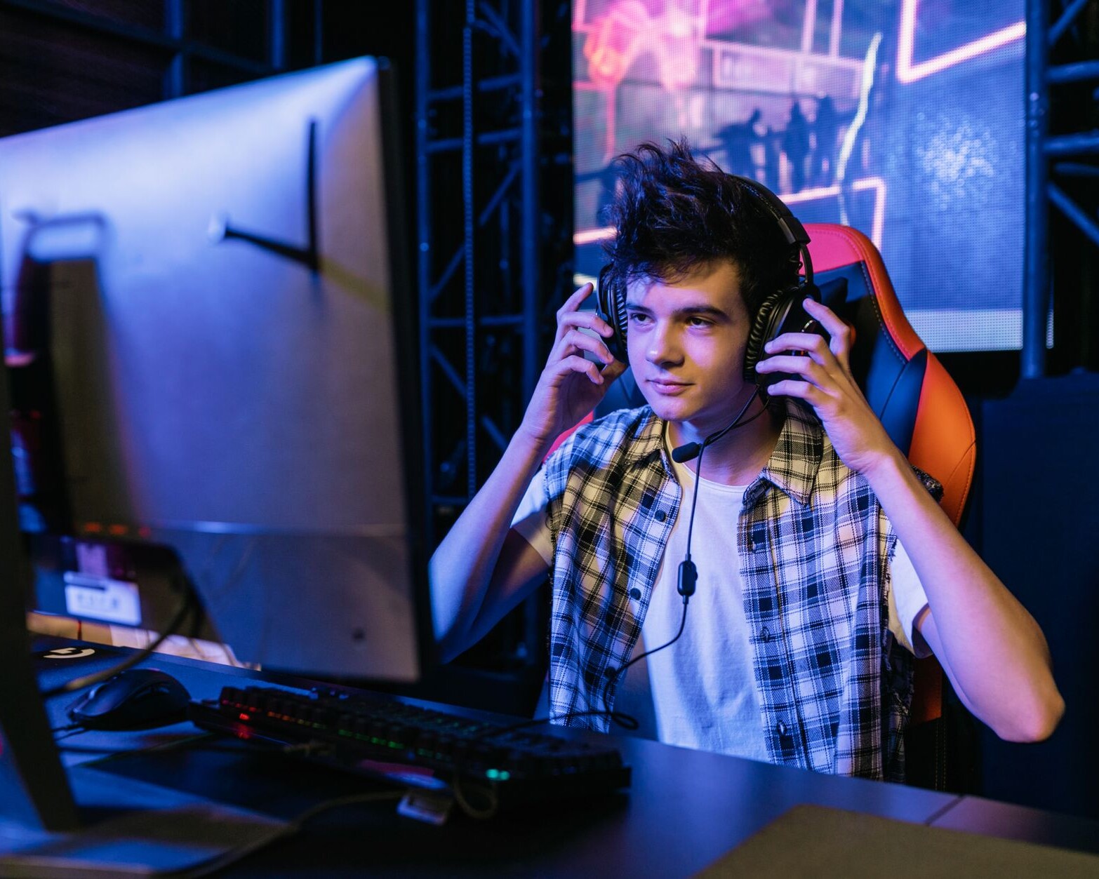 Online spil kan være hyggeligt, især på en rolig fredag med kaffe, høretelefoner og et fast beløb på kontoen. Men sjov forsvinder hurtigt, hvis spillet bliver en jagt på tabte penge eller et skjul for stress. Genrefoto: Alena Darmel.