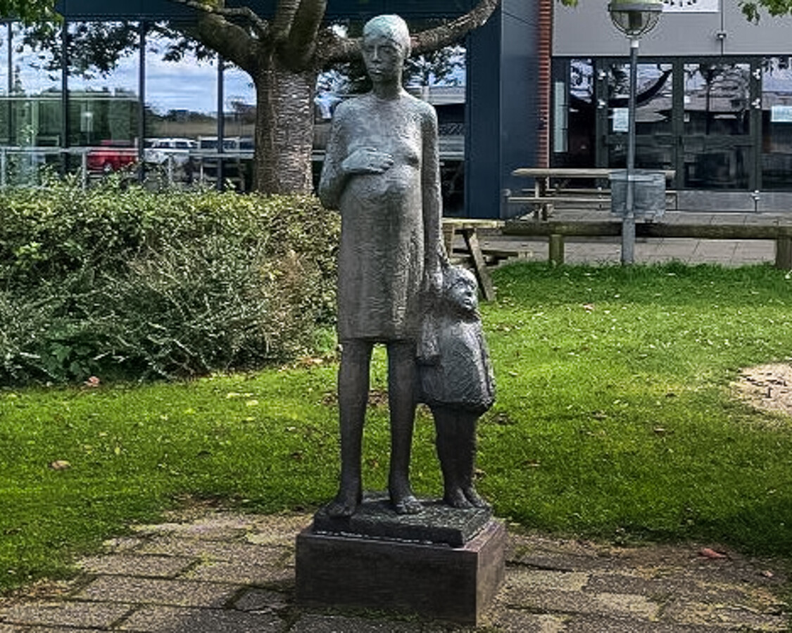 Bronzeskulpturen har stået foran Skads Skole siden 1977. Pludselig var den væk. Arkivfoto: Esbjerg Kommune.