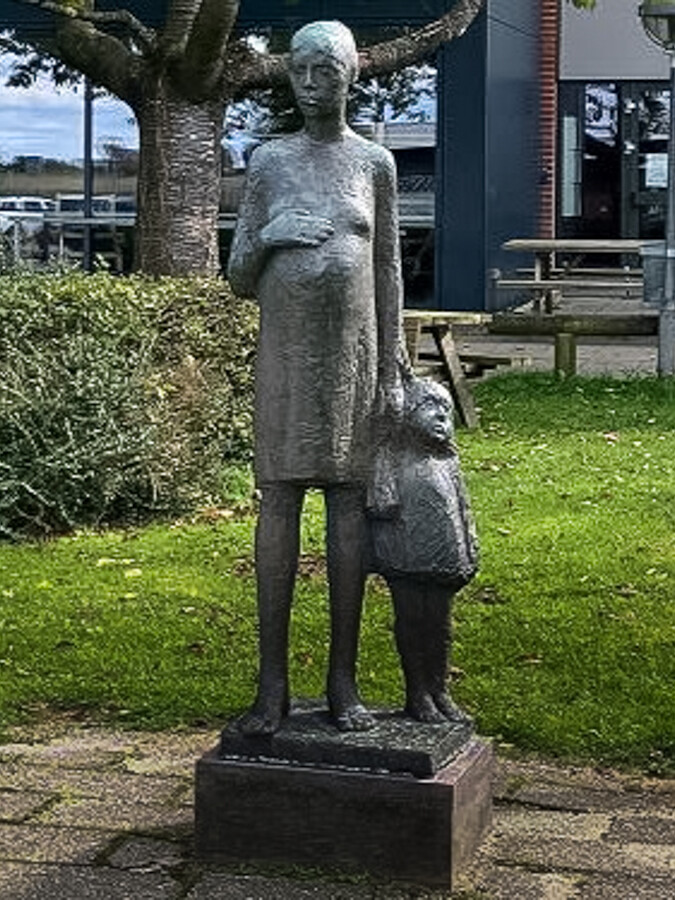 Bronzeskulpturen har stået foran Skads Skole siden 1977. Pludselig var den væk. Arkivfoto: Esbjerg Kommune.