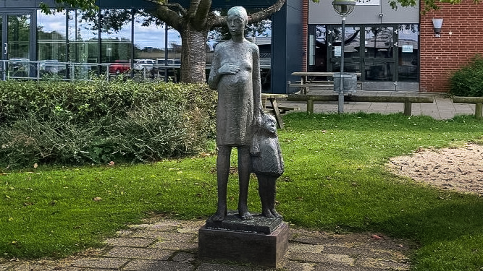 Bronzeskulpturen har stået foran Skads Skole siden 1977. Pludselig var den væk. Arkivfoto: Esbjerg Kommune.
