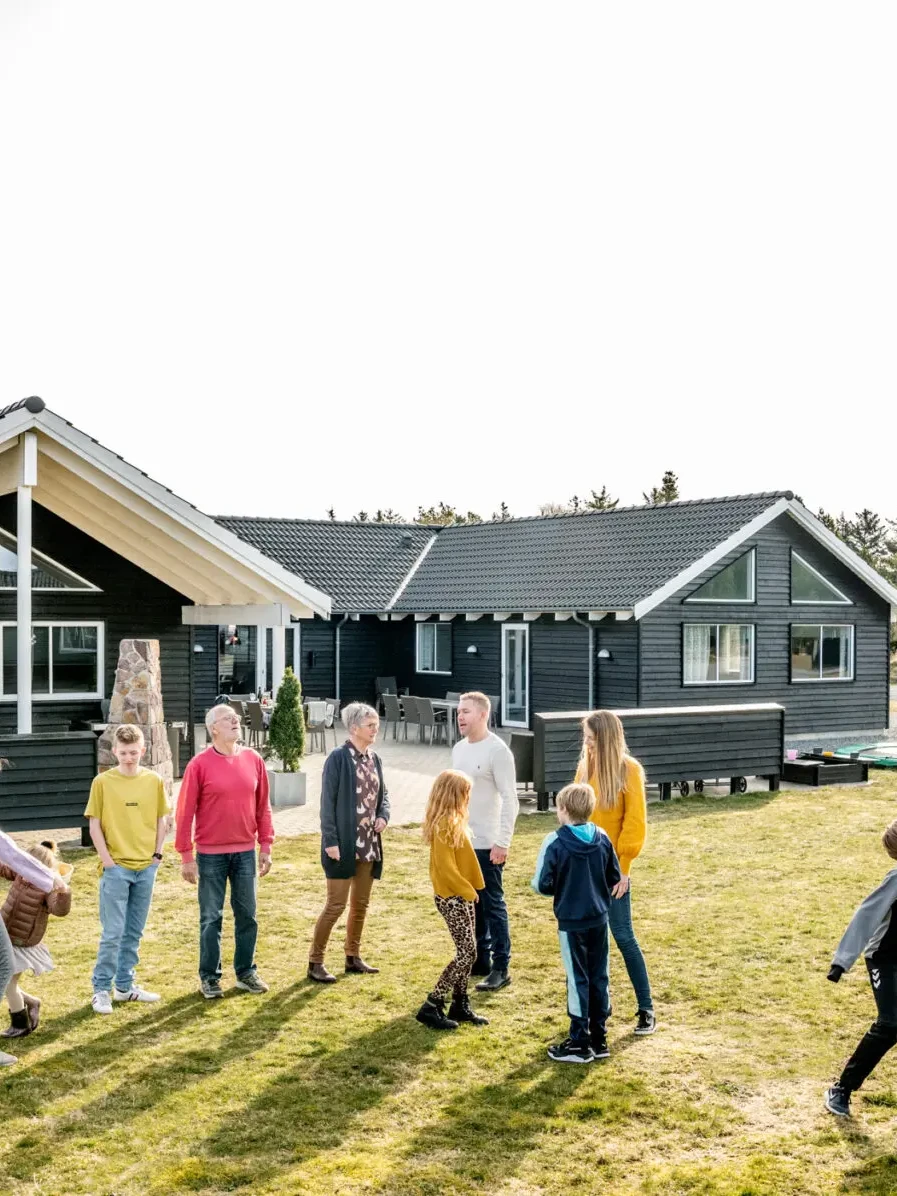 Henne Strand passer godt til familier, fordi strand, by og natur ligger tæt. PR-foto: Villavilla.dk.