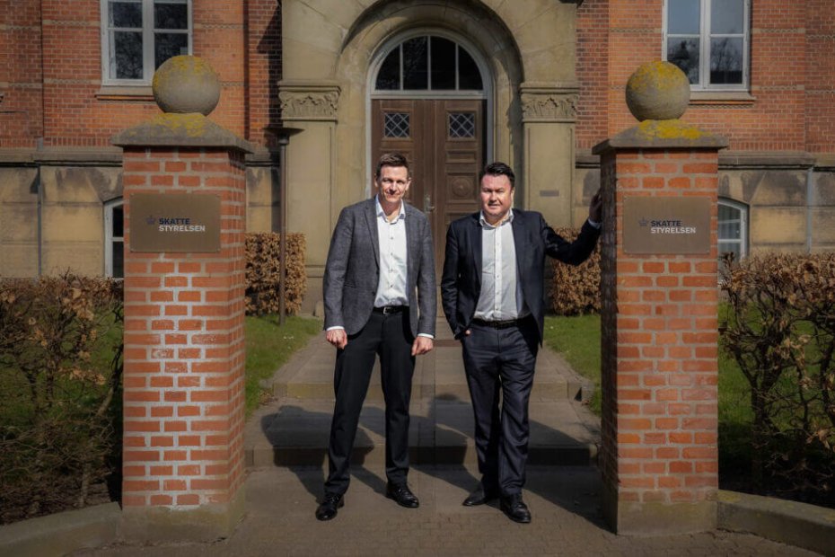 Skatteminister Rasmus Stoklund og folketingsmedlem Anders Kronborg foran Skattestyrelsens afdeling på det tidligere Skt. Josefs Hospital i Nørregade i Esbjerg. Foto: Martin Kubert.