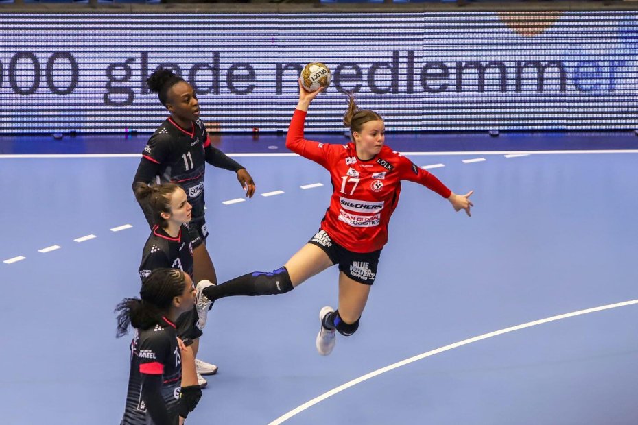Team Esbjergs Elin Hansson i smukt svæv. Foto: Johnny Tauman.