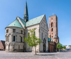 Borgere og besøgende i Ribe kan se frem til en ny, kunstnerisk belysning af Ribe Domkirke. En opgave, som skal løses med respekt for Ribes middelalderlige bykerne. Foto: Esbjerg Kommune.
