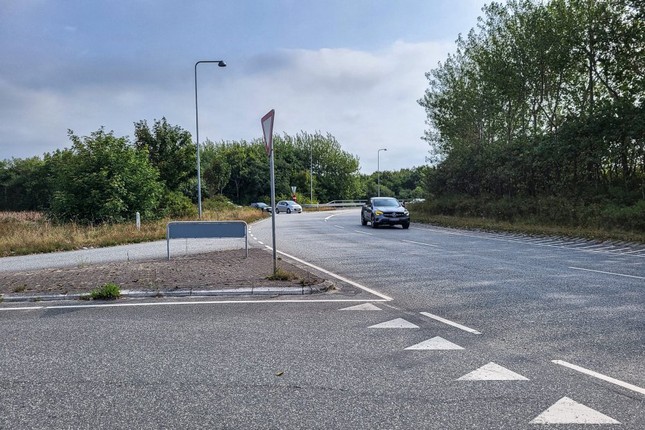 Den direkte forbindelse mellem frakørselsrampen og Kjersing Ringvej skal afhjælpe trængslen i rundkørslen. Foto: Vejdirektoratet