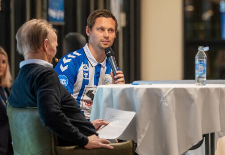 Jakob Ankersen i live-interview med journalist Frede Madsen i forbindelse med EfB's fanaften forleden. Pressefoto.