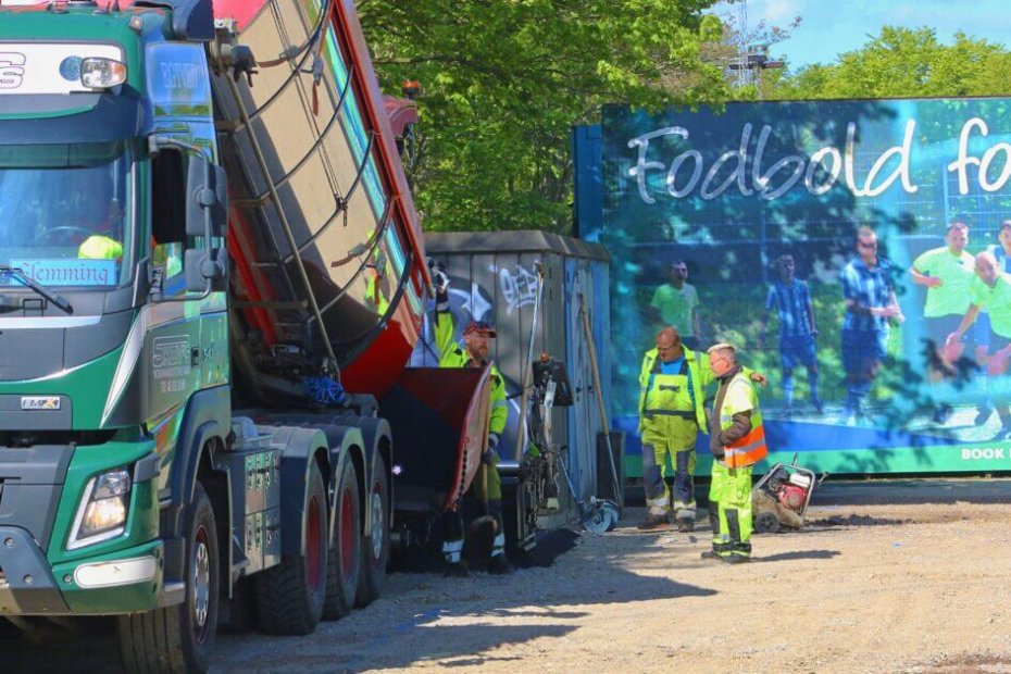 Asfalten kommer fra fabrik i Kolding. 7-8 læs ankommer i løbet af dagen, regner man med. Foto: Johnny Tauman.