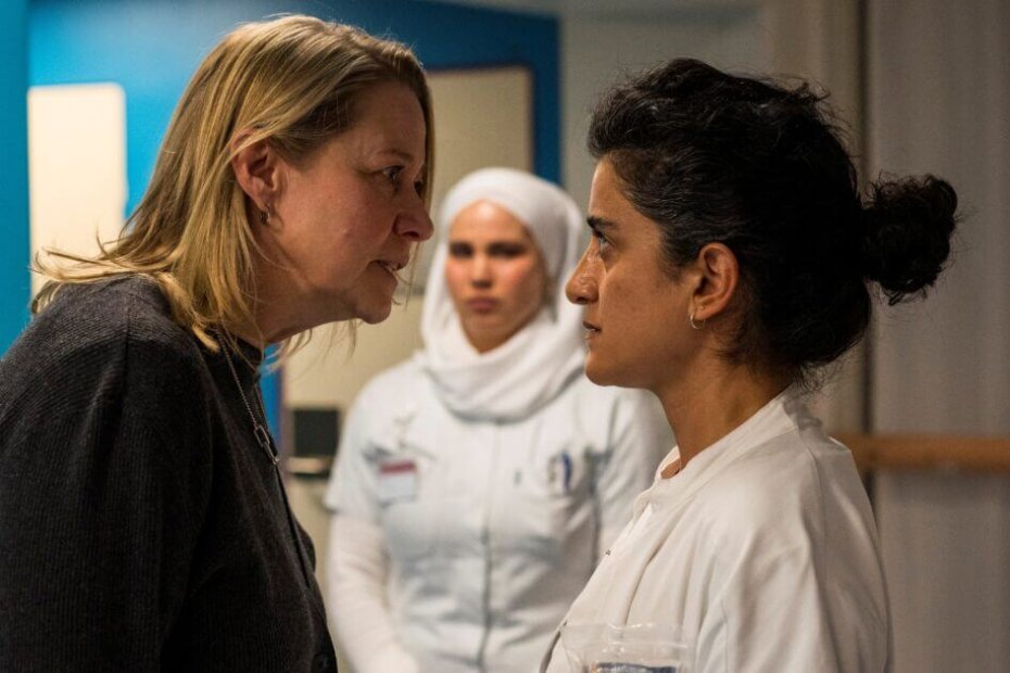 Trine Dyrholm (tv) og Özlem Sağlanmak. Foto: Per Arnesen.