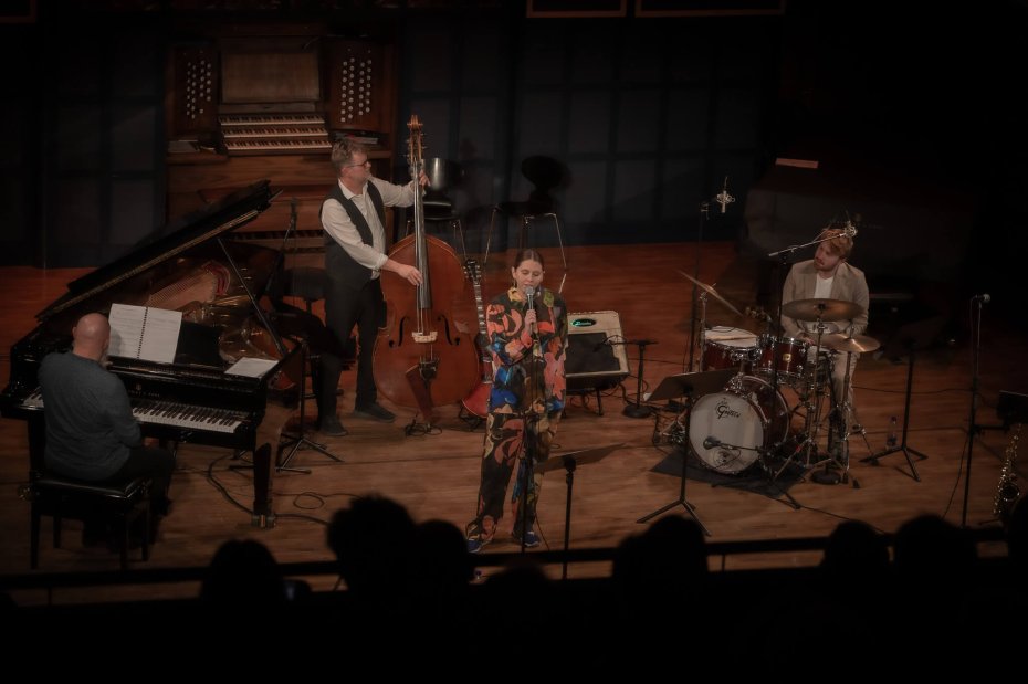 Signe Juhl i front til åbningskoncerten ved Esbjerg Jazz Festival 2025. Foto: Fjodor Pedersen.