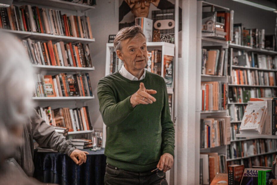Poul Madsen signerede bøger hos Varmings Boghandel tirsdag den 11. marts. Foto: Fjodor Pedersen.