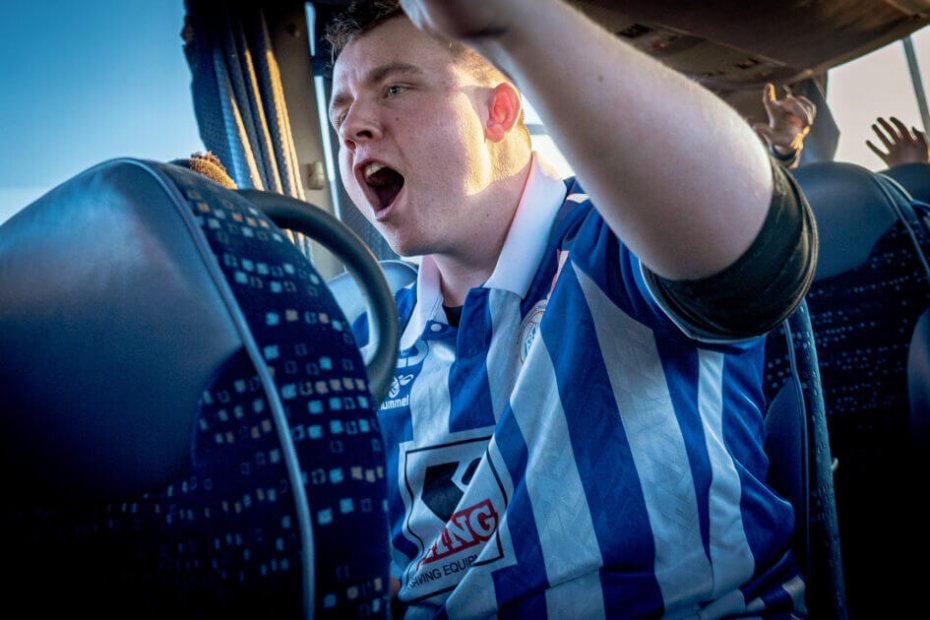 Stemmerne varmes op i bussen. Foto: Fjodor Pedersen.