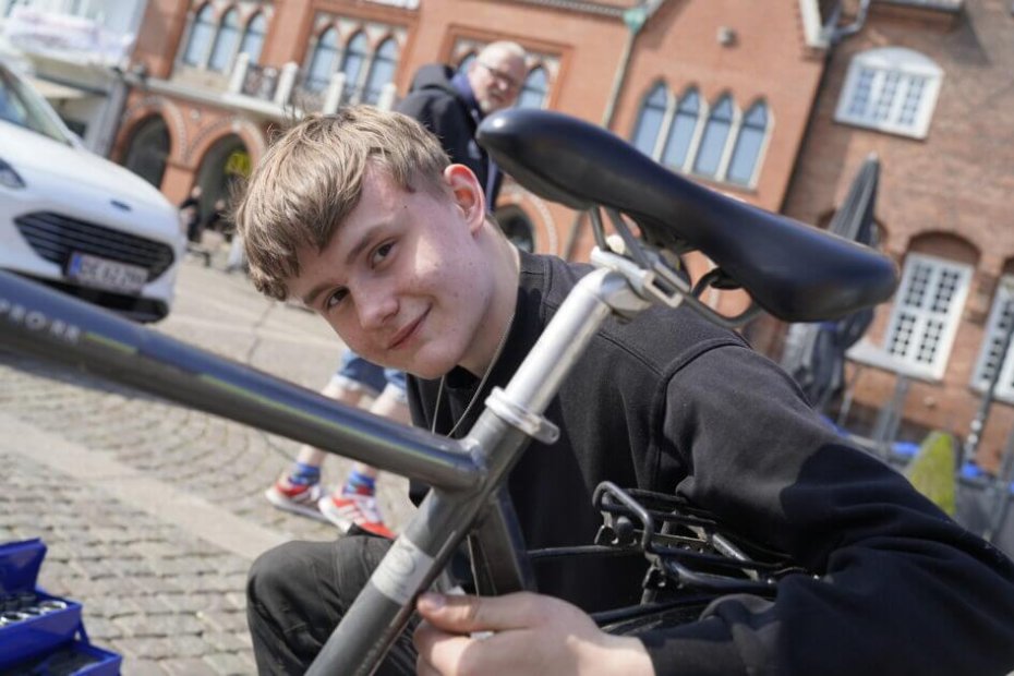 Matias reparerede cykler på Torvet - helt gratis! Foto: Fjodor Pedersen.