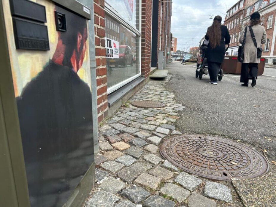 Værkerne er ved at blive monteret på lyskasserne. Her på Strandbystrøget. Privatfoto.