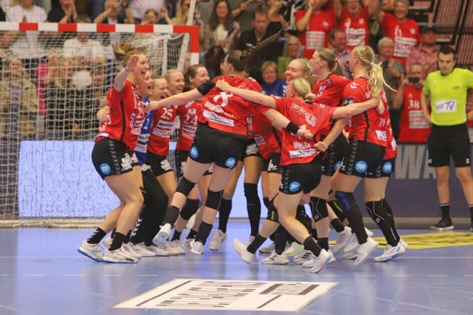 Jublen brød løs efter slutfløjtet. Foto: Johnny Tauman.