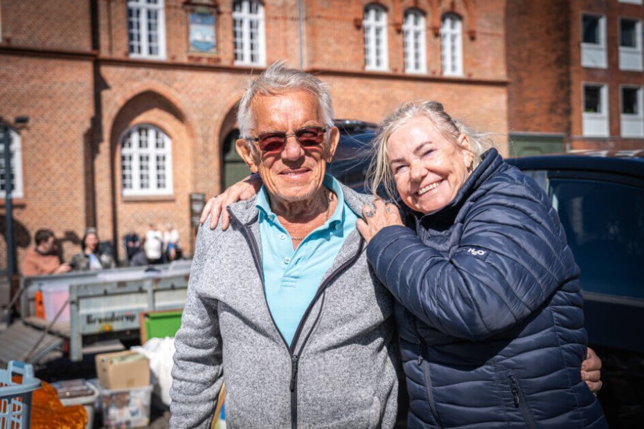 Kathe Bielenberg og Dieter Hans Waldemar Andresen fra Vilslev sælger ud af gemmerne og sparer op til rejser til Tyrkiet – og nyder samtidig fællesskabet på Torvet. Foto: Fjodor Pedersen.