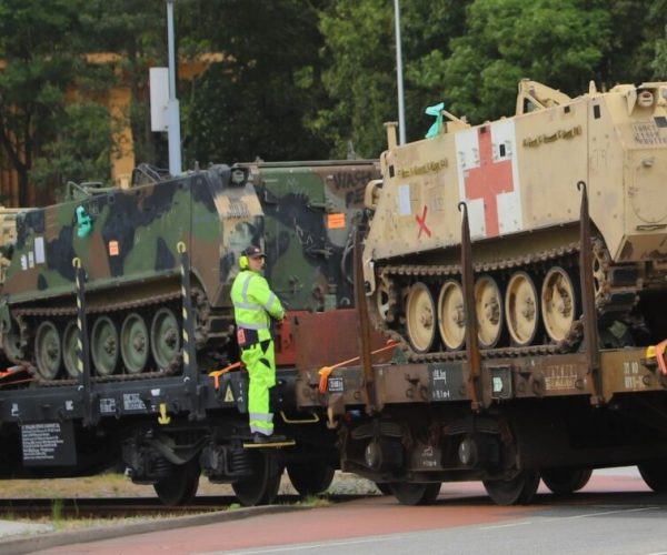 Militærtransport. Foto: Magnus Lamy.