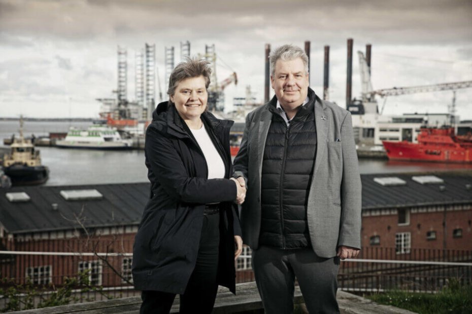 Turid Storhaug Managing Director for WindPort og direktør hos Esbjerg Havn, Dennis Jul Pedersen. Pressefoto.