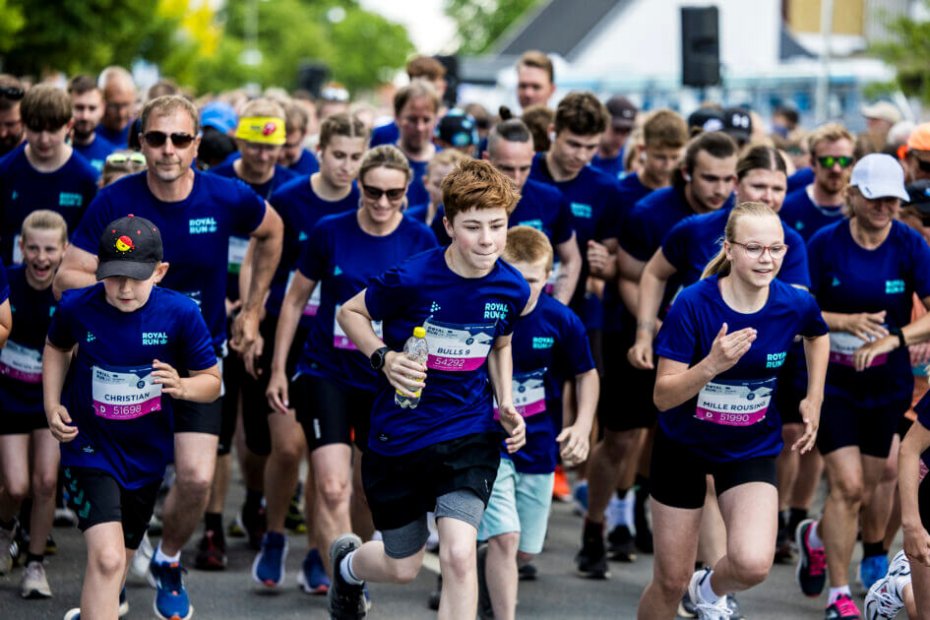 Royal Run er for små og store, og i Ribe varmer byens skoler op til den royale motionsfest med en stor fællestræning. Pressefoto: Lasse Lagoni/Royal Run.