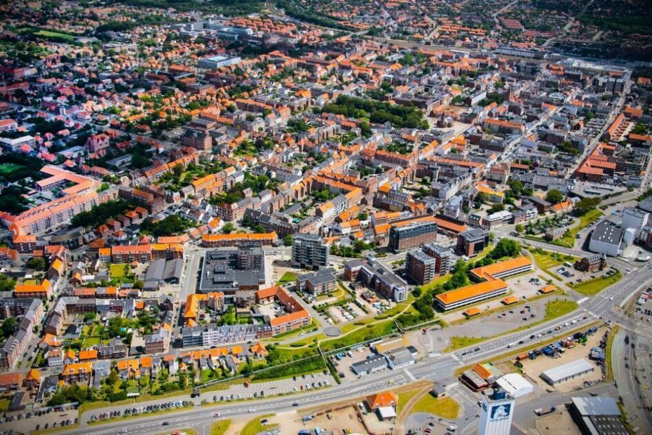 Luftfoto ind over Esbjerg i nordøstlig retning med Adgangsvejen nederst i billedet. Arkivfoto: Esbjerg Kommune.