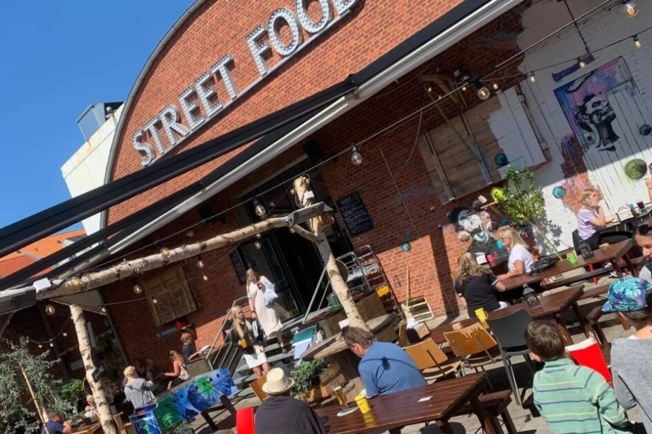 Gårdhaven ved Esbjerg Street Food ud mod Borgergade. Arkivfoto.